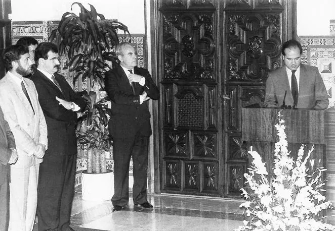 Julio de 1990. ;anuel Chaves sustituye como presidente de la Junta a José Rodríguez de la Borbolla, enfrentado con el aparato del partido