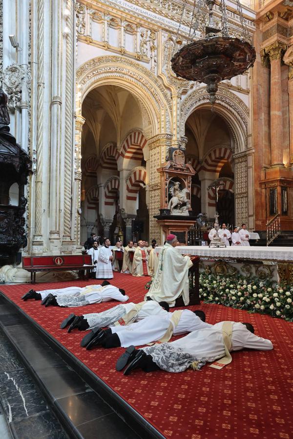 La ordenación de cinco nuevos presbíteros en la Mezquita-Catedral de Córdoba, en imágenes