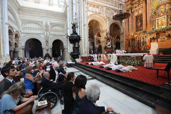 La ordenación de cinco nuevos presbíteros en la Mezquita-Catedral de Córdoba, en imágenes