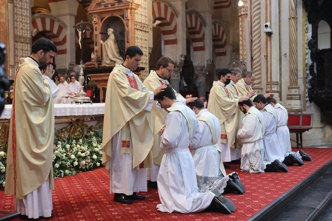 La ordenación de cinco nuevos presbíteros en la Mezquita-Catedral de Córdoba, en imágenes