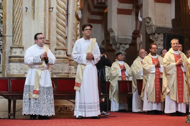 La ordenación de cinco nuevos presbíteros en la Mezquita-Catedral de Córdoba, en imágenes