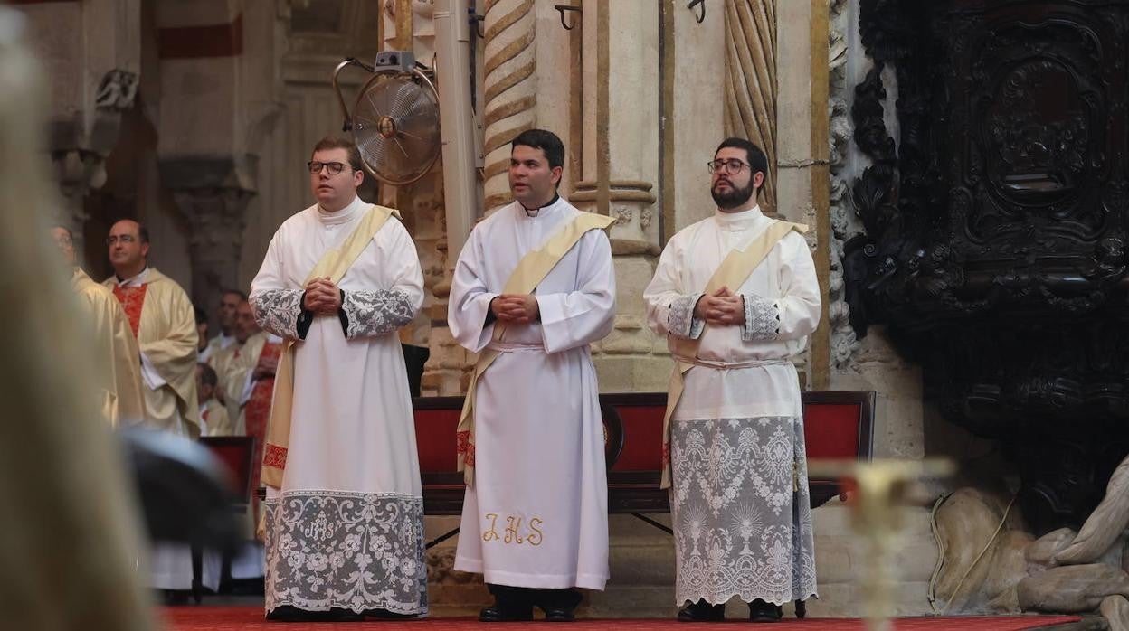 La ordenación de cinco nuevos presbíteros en la Mezquita-Catedral de Córdoba, en imágenes