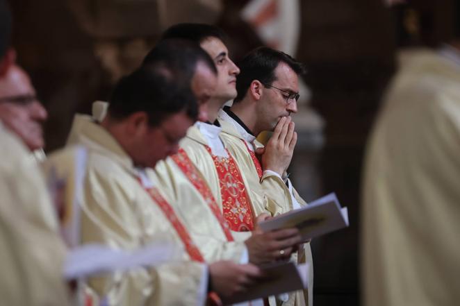 La ordenación de cinco nuevos presbíteros en la Mezquita-Catedral de Córdoba, en imágenes