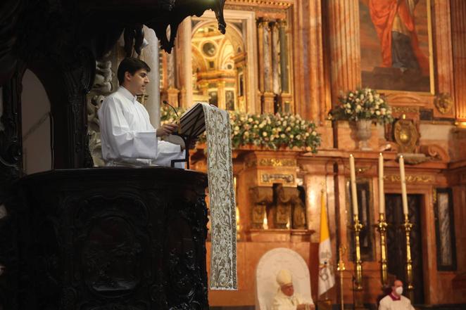 La ordenación de cinco nuevos presbíteros en la Mezquita-Catedral de Córdoba, en imágenes