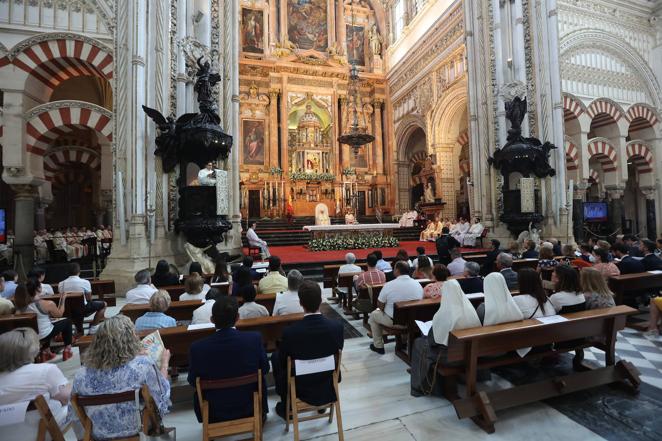 La ordenación de cinco nuevos presbíteros en la Mezquita-Catedral de Córdoba, en imágenes