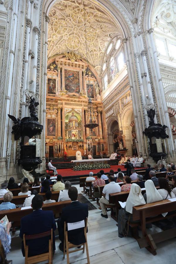 La ordenación de cinco nuevos presbíteros en la Mezquita-Catedral de Córdoba, en imágenes