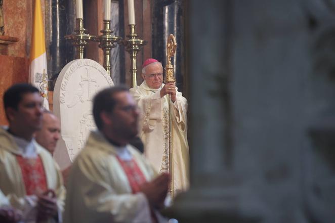 La ordenación de cinco nuevos presbíteros en la Mezquita-Catedral de Córdoba, en imágenes