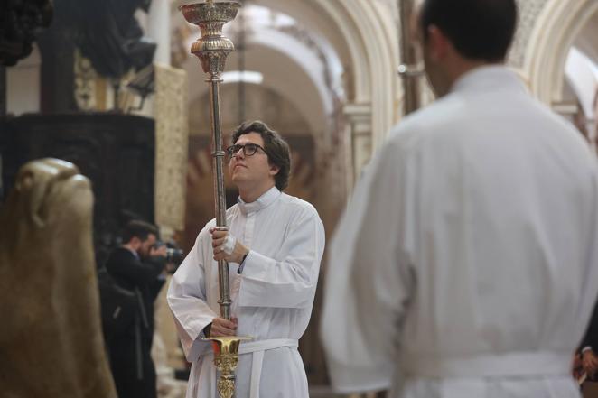 La ordenación de cinco nuevos presbíteros en la Mezquita-Catedral de Córdoba, en imágenes