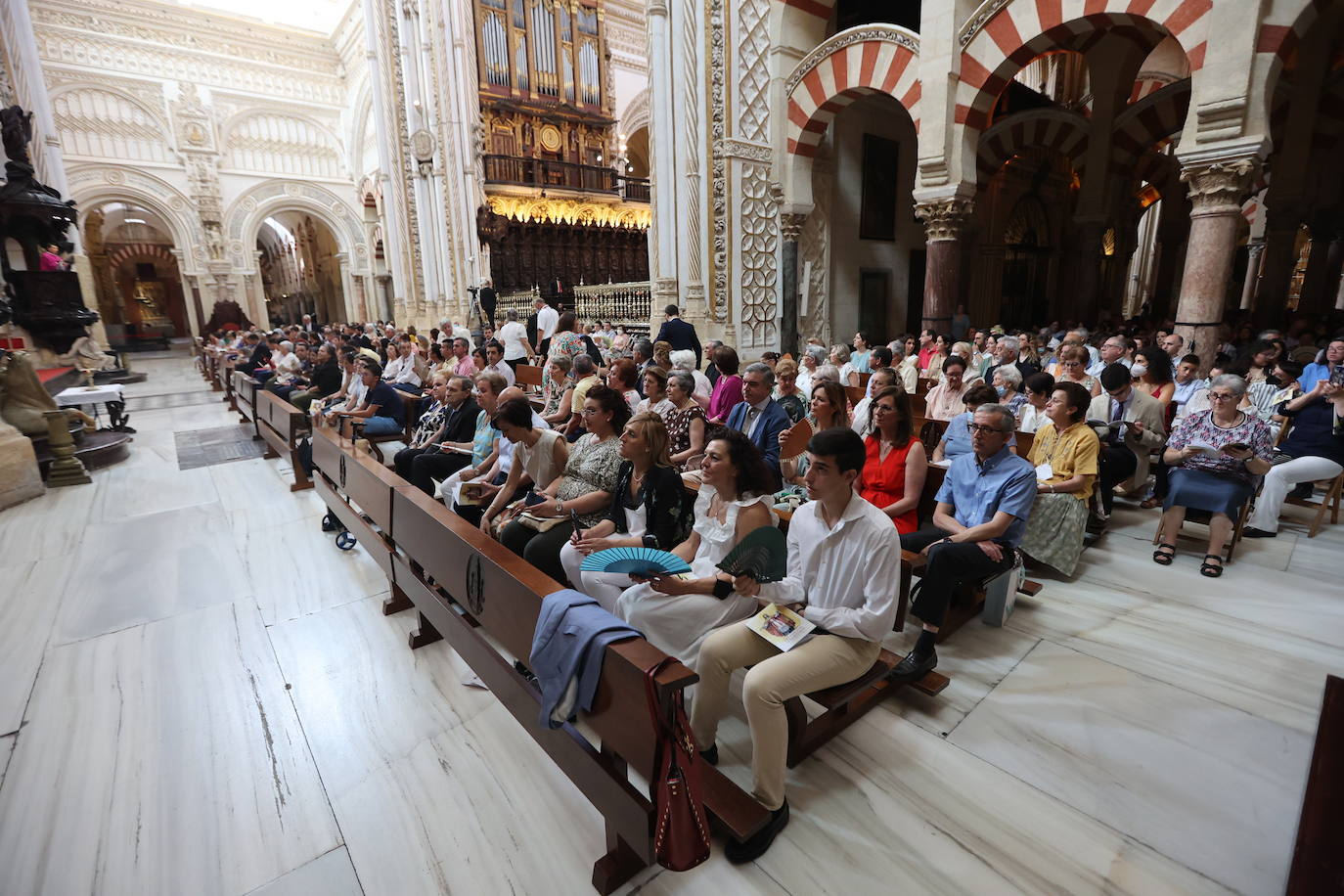 La ordenación de cinco nuevos presbíteros en la Mezquita-Catedral de Córdoba, en imágenes