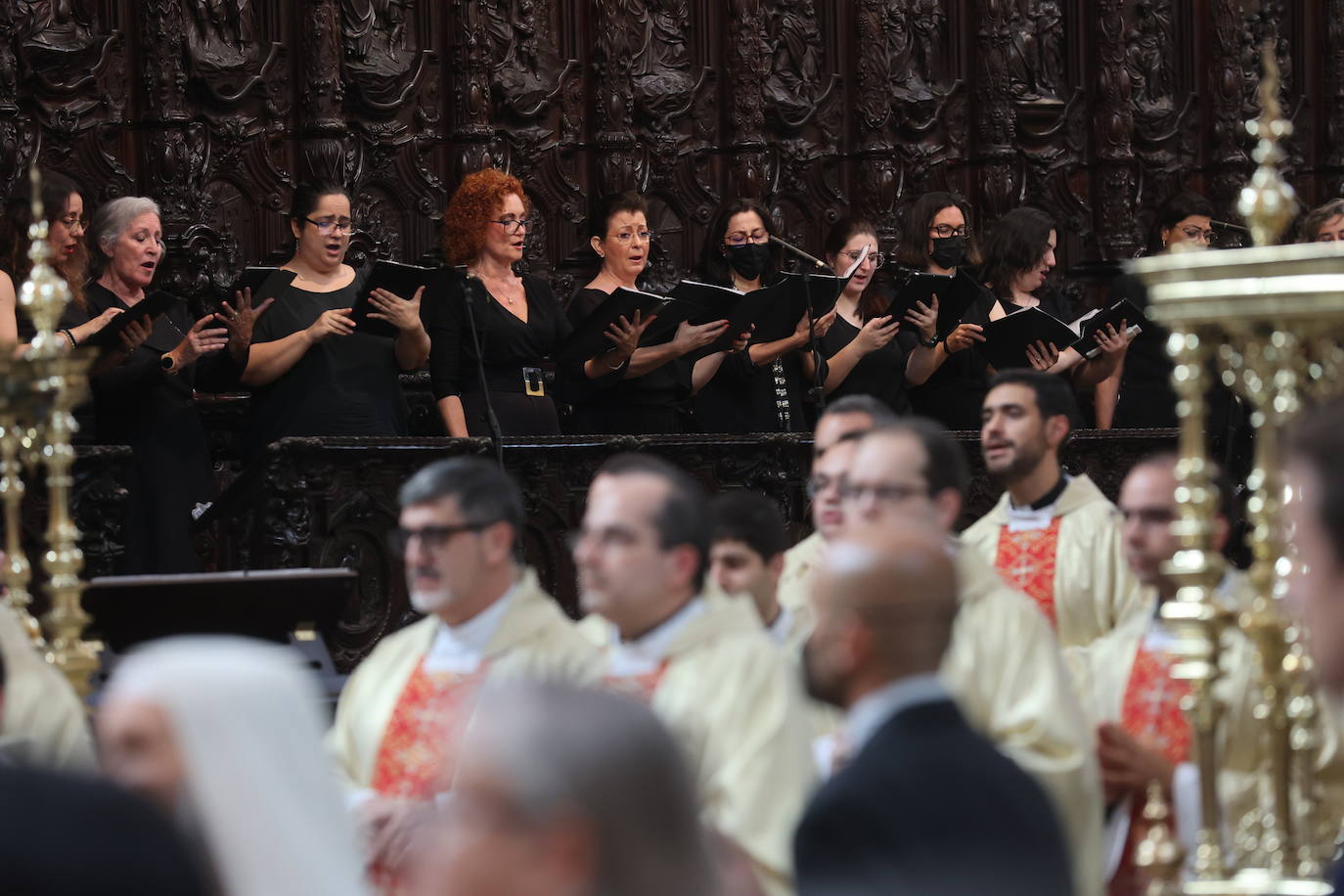 La ordenación de cinco nuevos presbíteros en la Mezquita-Catedral de Córdoba, en imágenes