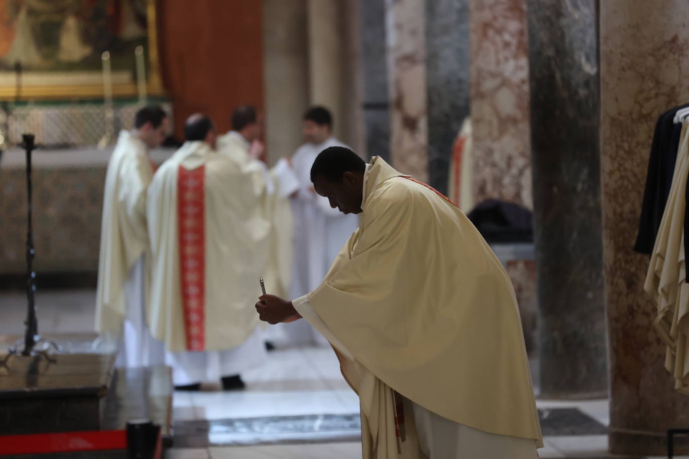 La ordenación de cinco nuevos presbíteros en la Mezquita-Catedral de Córdoba, en imágenes