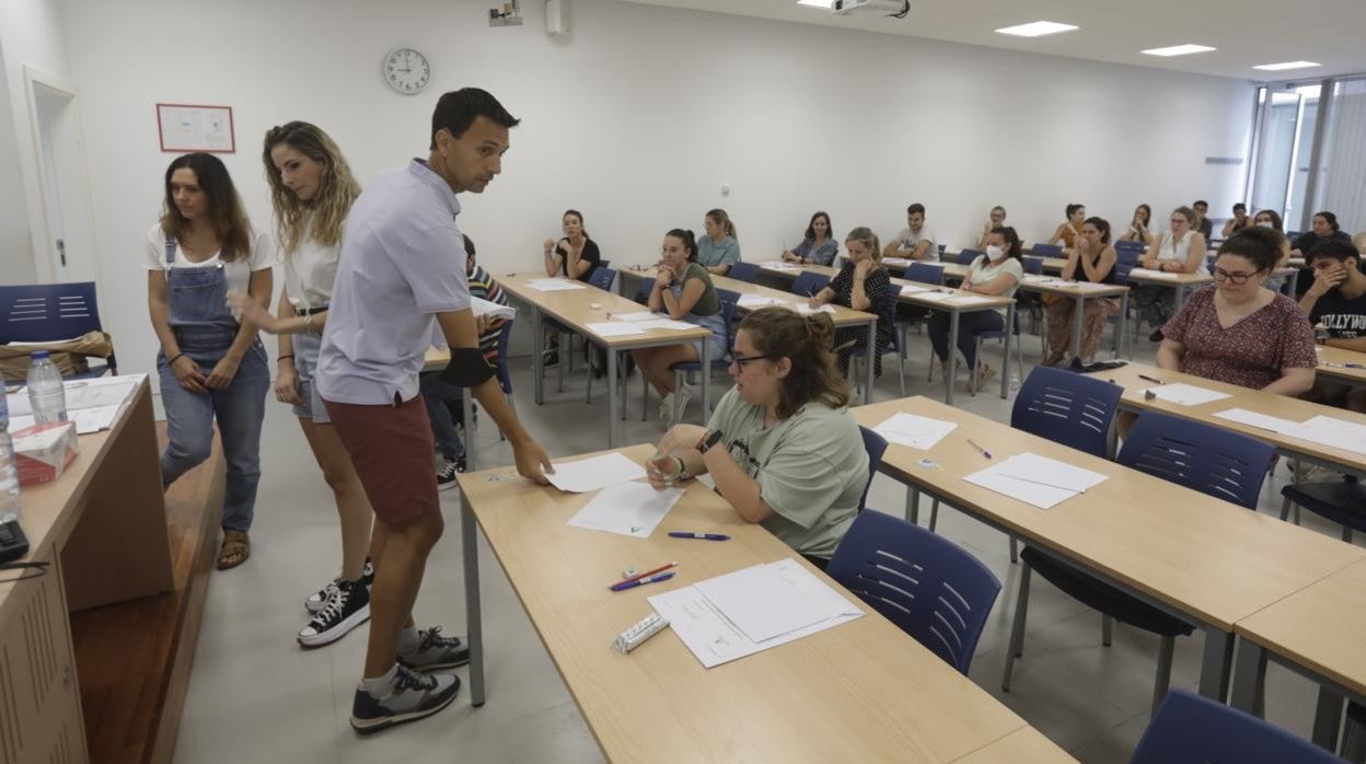 En imágenes: Así ha sido la primera prueba de las oposiciones a maestro en Cádiz