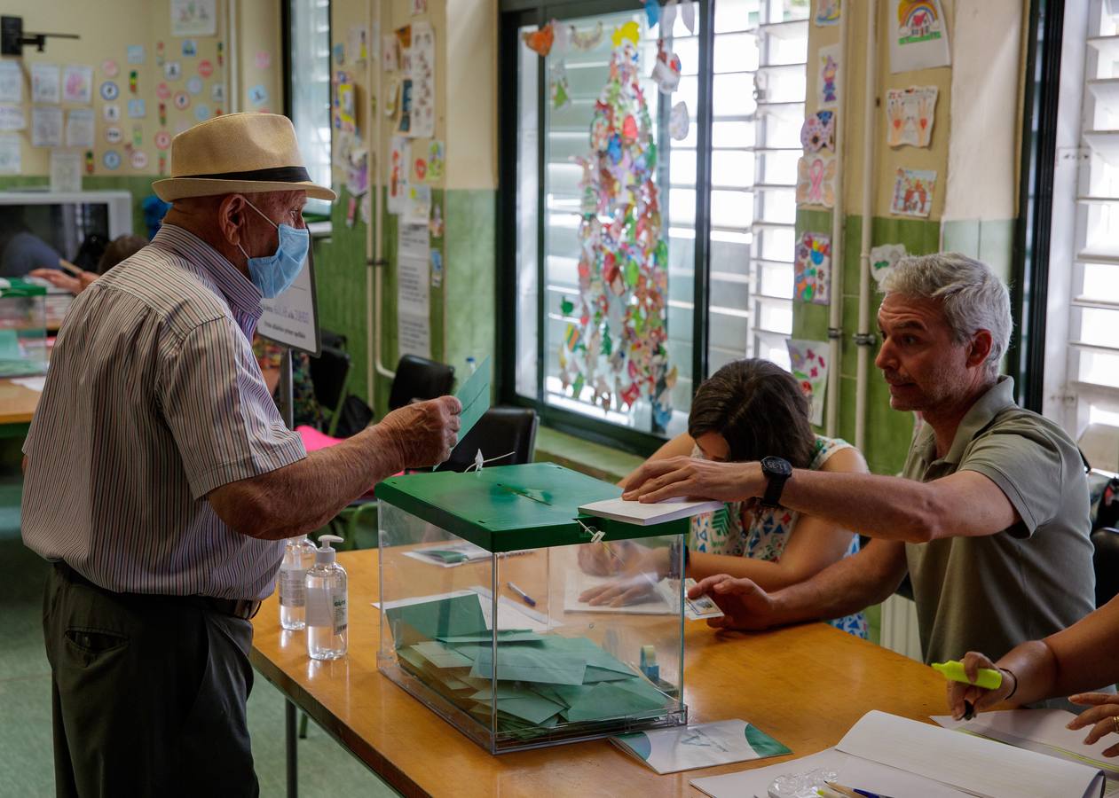 Votaciones durante la jornada electoral del 19J en Andalucía