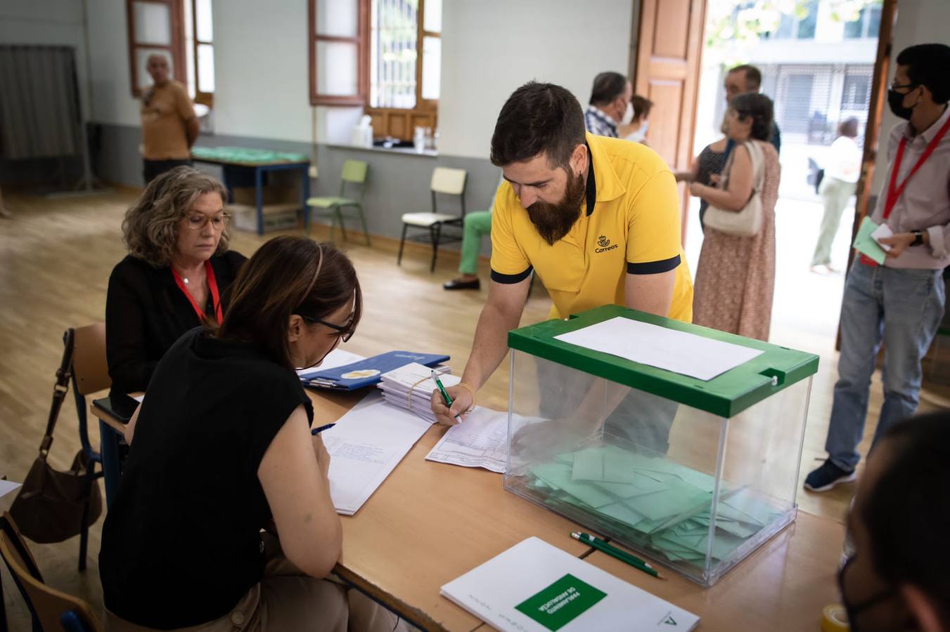 Votaciones durante la jornada electoral del 19J en Andalucía