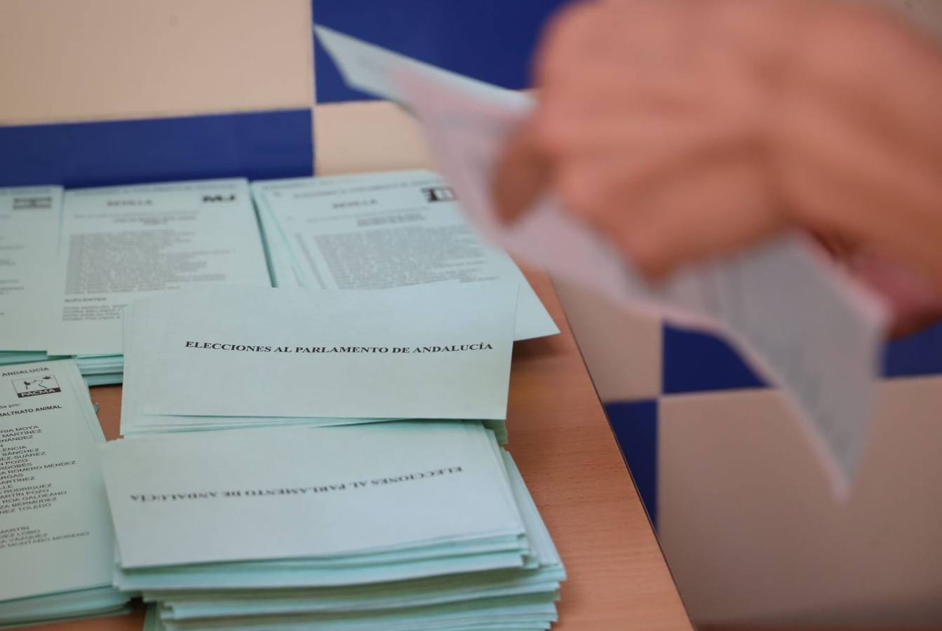 Votaciones durante la jornada electoral del 19J en Andalucía