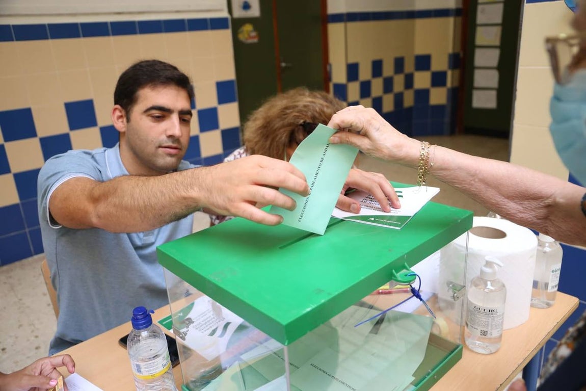 Votaciones durante la jornada electoral del 19J en Andalucía