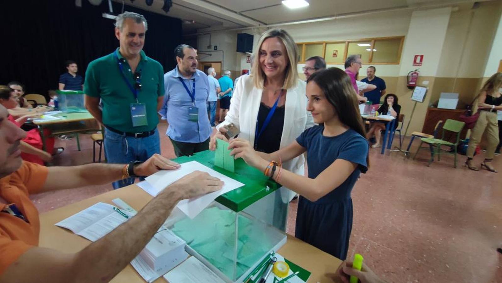 Los candidatos a la presidencia de la Junta de Andalucía así como otros representantes políticos han ejercido su derecho al voto en este 19-J