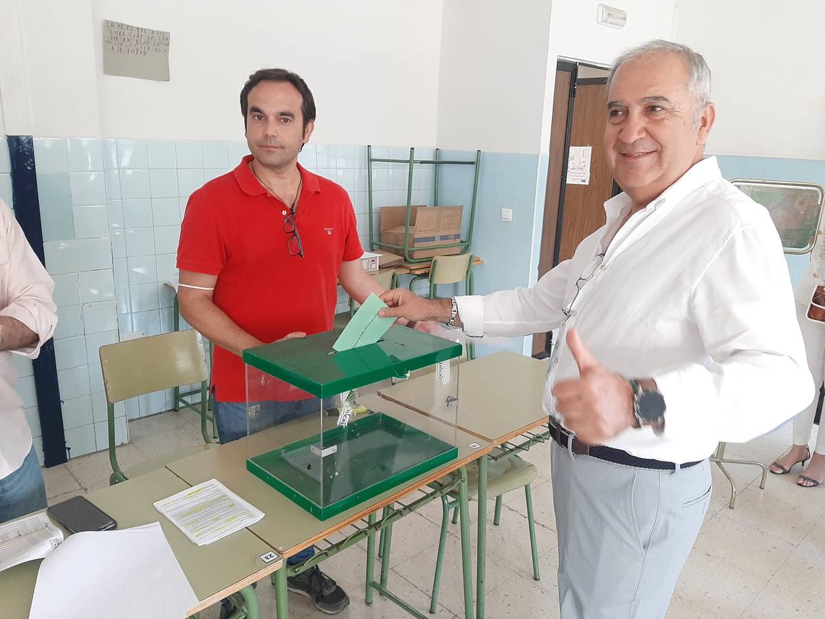 Los candidatos a la presidencia de la Junta de Andalucía así como otros representantes políticos han ejercido su derecho al voto en este 19-J