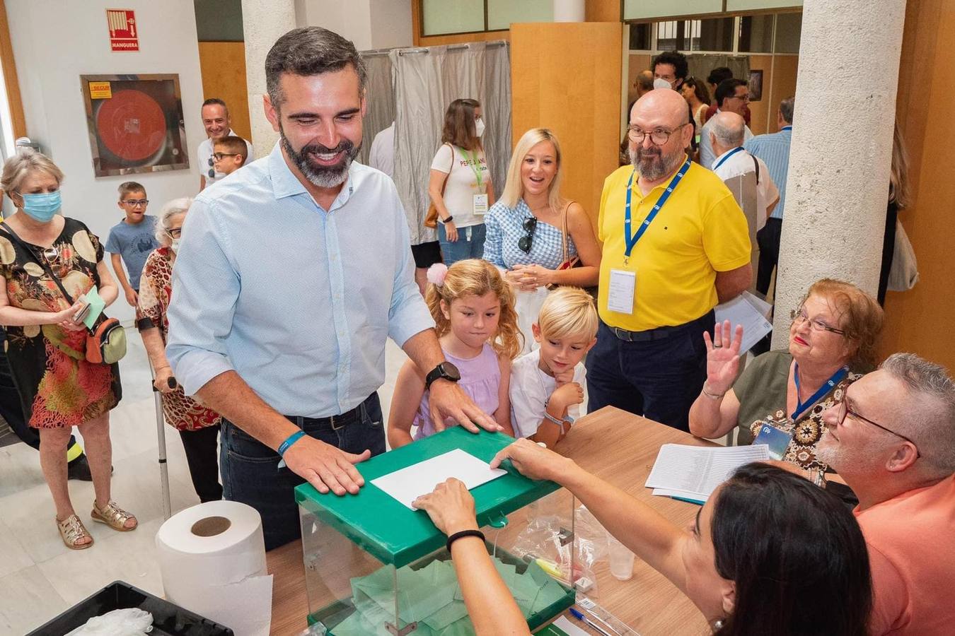 Los candidatos a la presidencia de la Junta de Andalucía así como otros representantes políticos han ejercido su derecho al voto en este 19-J