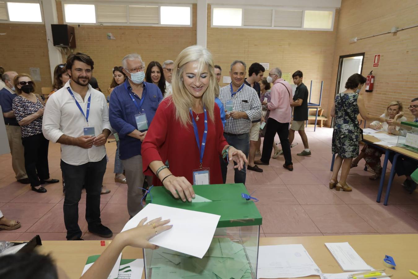 Los candidatos a la presidencia de la Junta de Andalucía así como otros representantes políticos han ejercido su derecho al voto en este 19-J