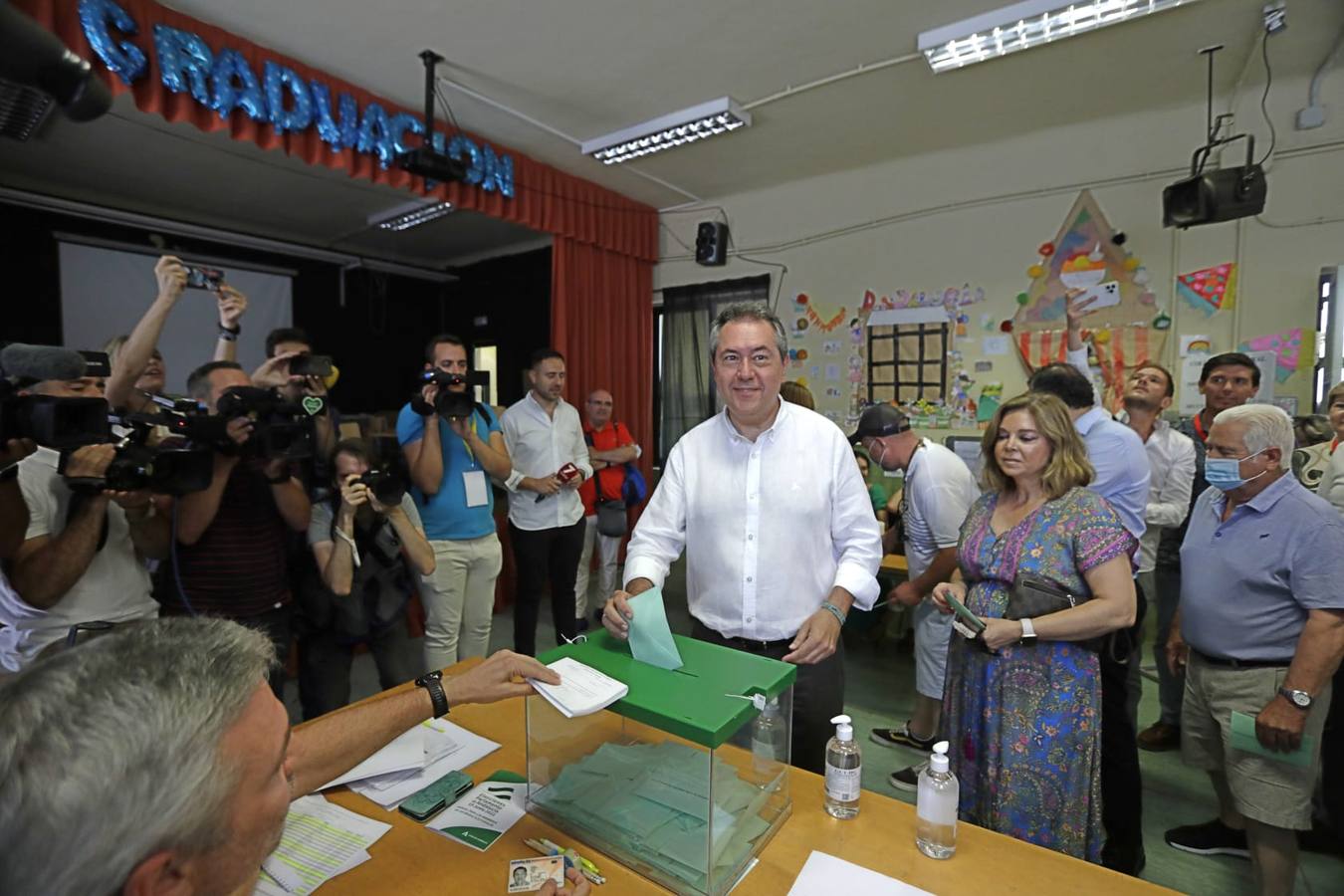 Juan Espadas (PSOE) ha ejercido su derecho al voto en Sevilla capital