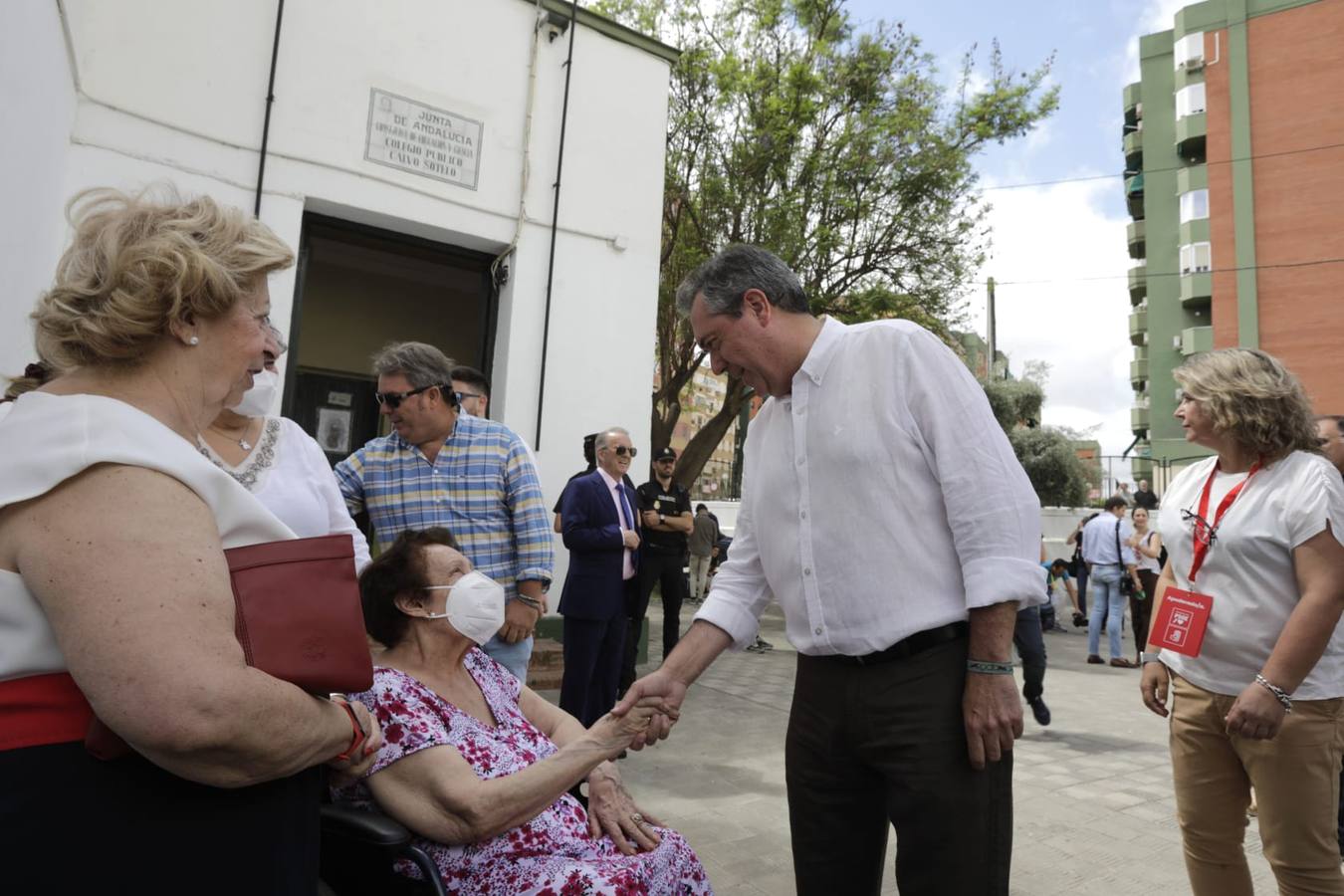 Los candidatos a la presidencia de la Junta de Andalucía así como otros representantes políticos han ejercido su derecho al voto en este 19-J