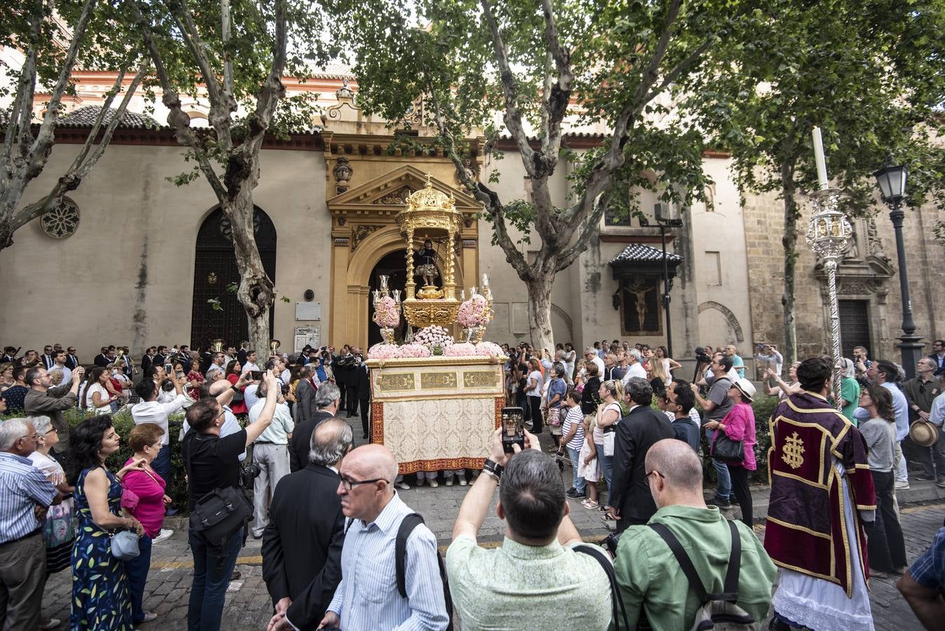 En imágenes, procesión del Corpus Christi desde la parroquia de la Magdalena