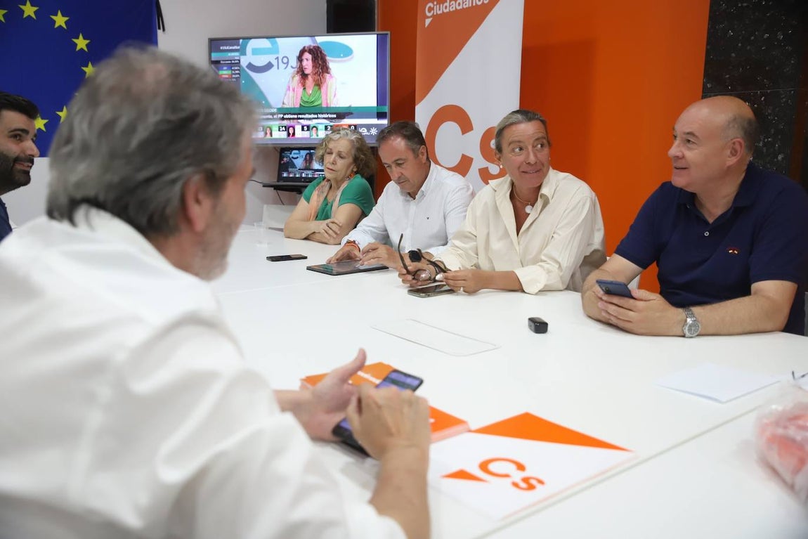 La desolación de Ciudadanos en Córdoba tras quedarse sin parlamentarios, en imágenes