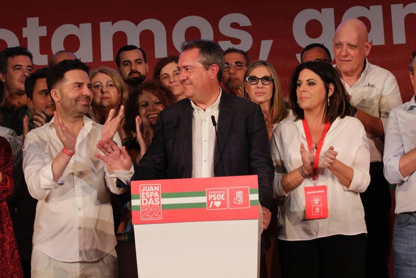 Noche para la reflexión en el PSOE, en imágenes