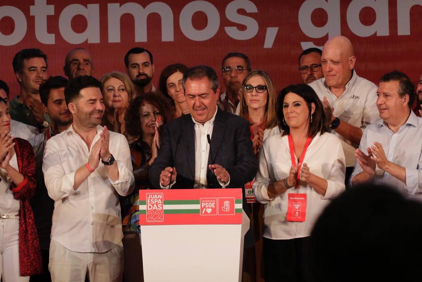 Noche para la reflexión en el PSOE, en imágenes