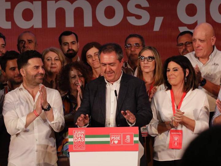 Noche para la reflexión en el PSOE, en imágenes