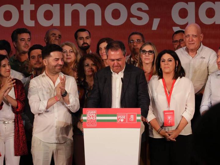 Noche para la reflexión en el PSOE, en imágenes