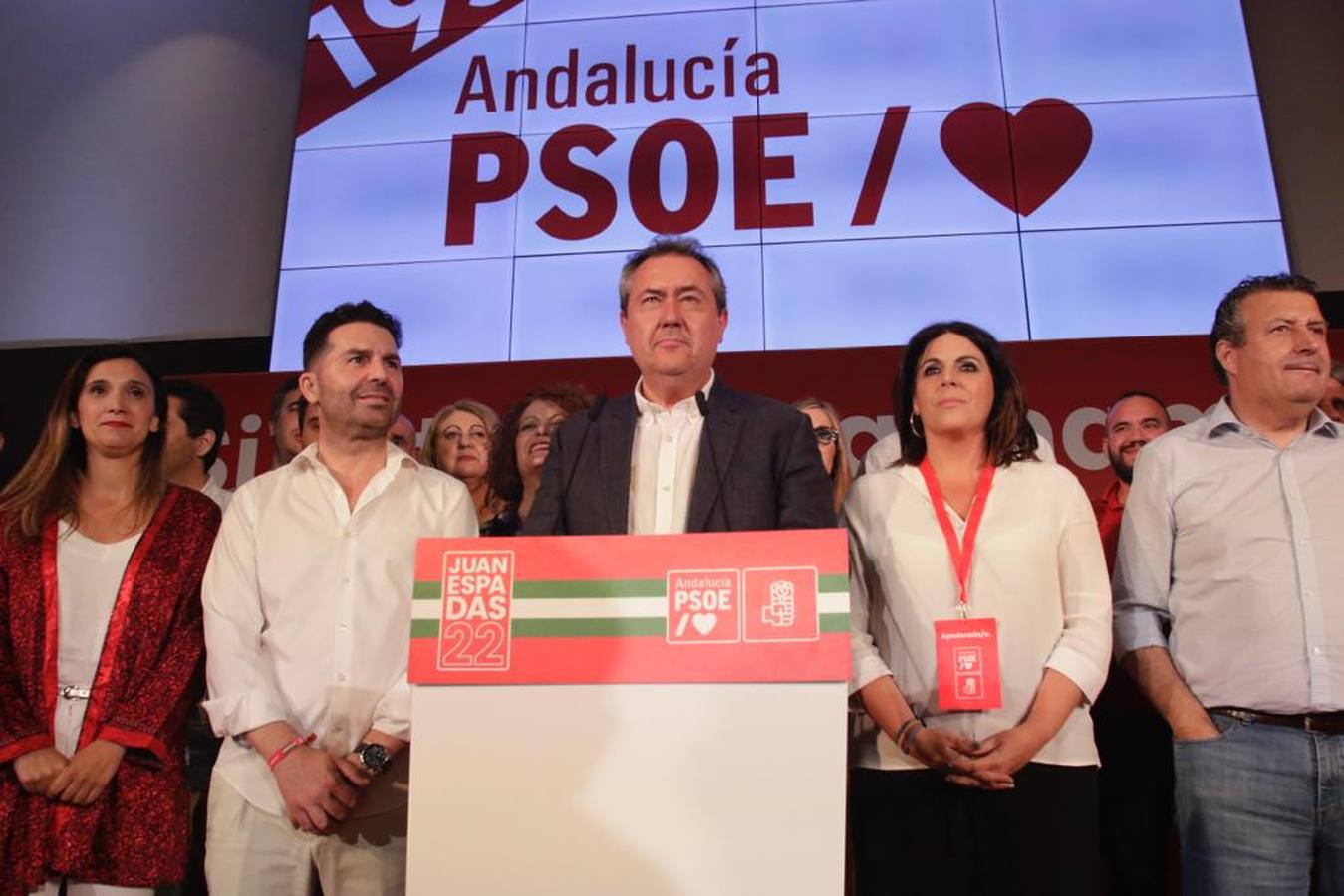 Noche para la reflexión en el PSOE, en imágenes