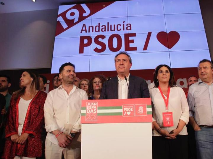 Noche para la reflexión en el PSOE, en imágenes