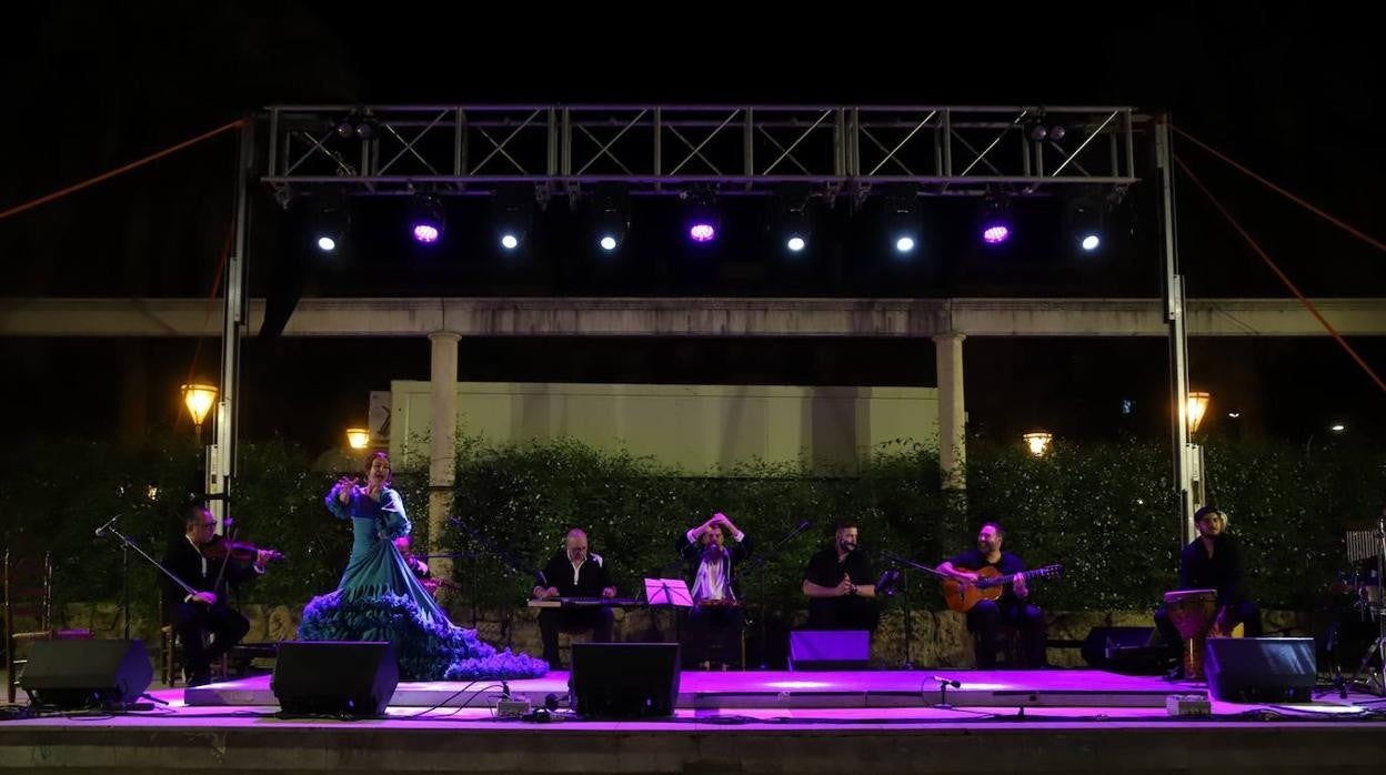 La Noche Blanca del Flamenco desde el Alcázar al Zoco y San Agustín, en imágenes