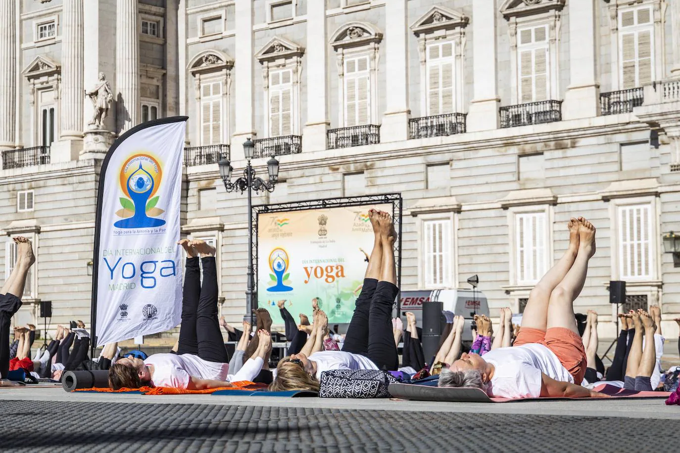 Cita mundial. Durante los últimos siete años, el día internacional del yoga ha ganado popularidad hasta convertirse en un acontecimiento mundial en el que los practicantes de yoga de cientos de ciudades de todo el globo se reúnen para celebrar su amor por la disciplina.