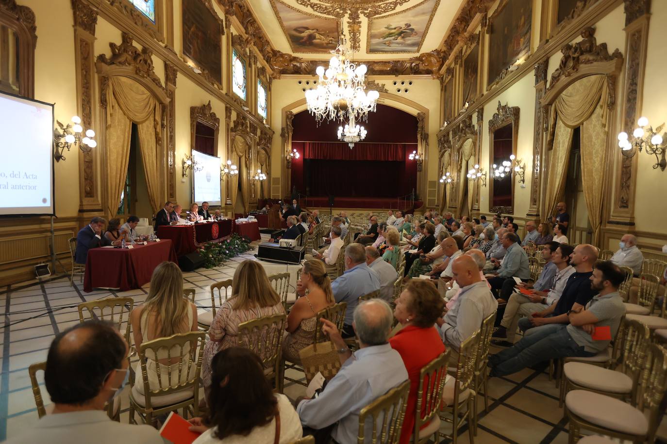 La asamblea del Círculo de la Amistad de Córdoba, en imágenes