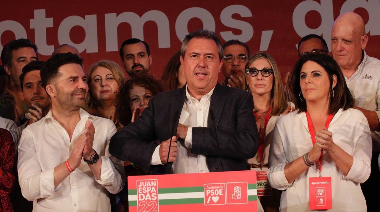 Noche para la reflexión en el PSOE, en imágenes