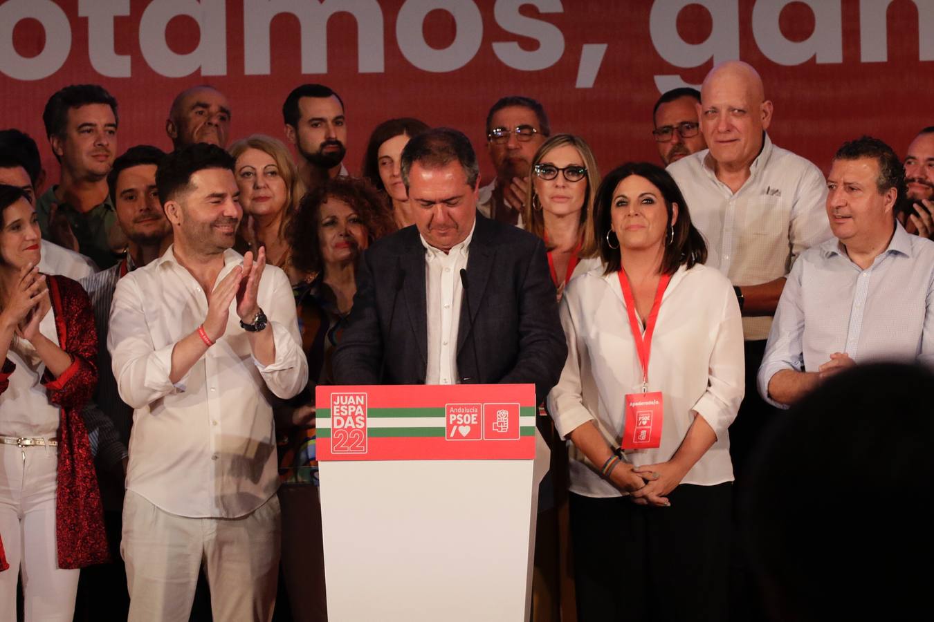 Noche para la reflexión en el PSOE, en imágenes