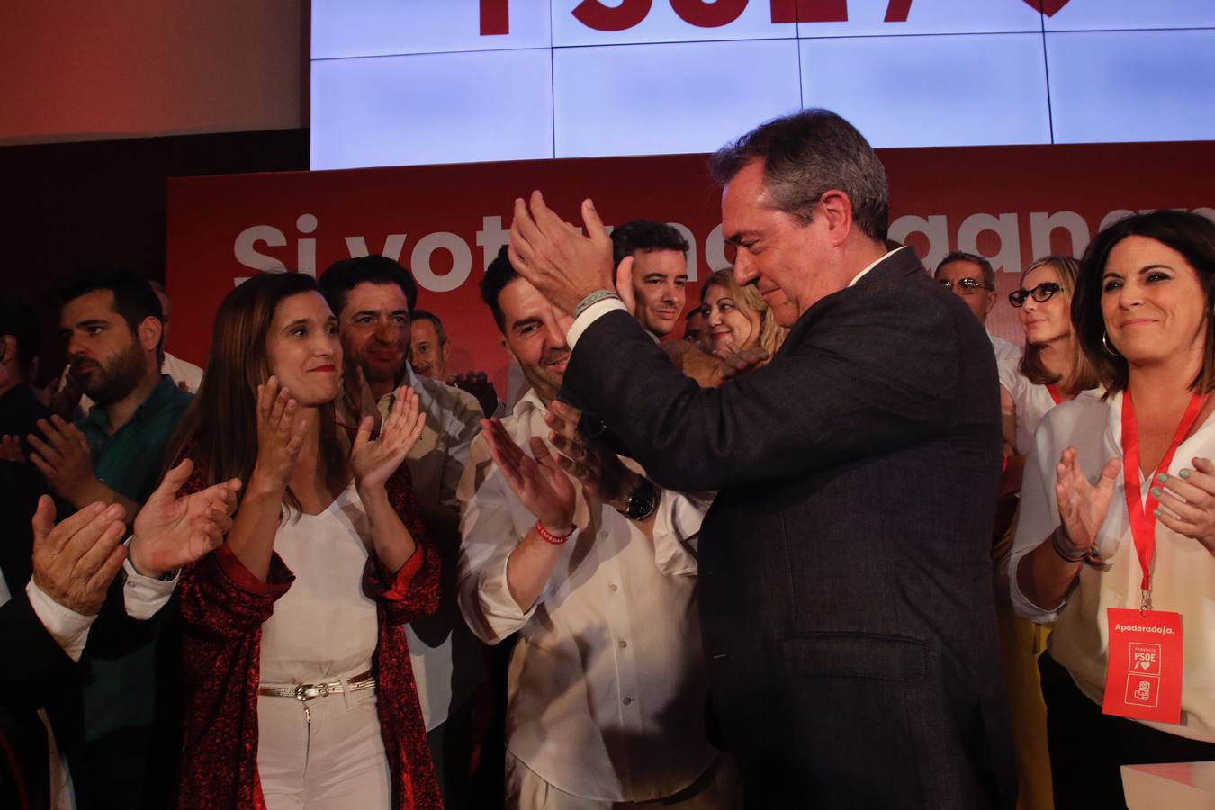 Noche para la reflexión en el PSOE, en imágenes