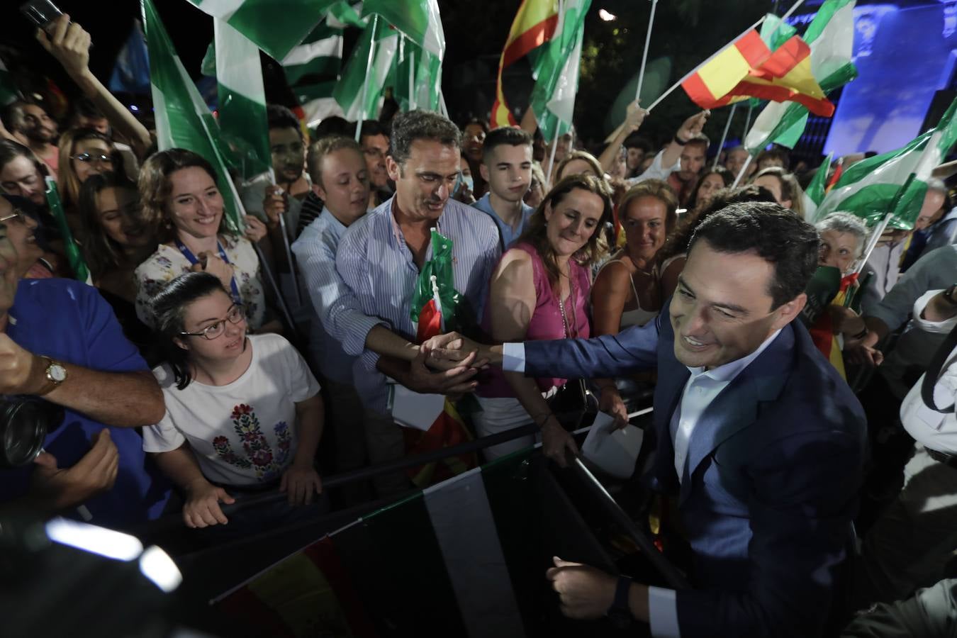 En imágenes, Juanma Moreno celebra su mayoría absoluta