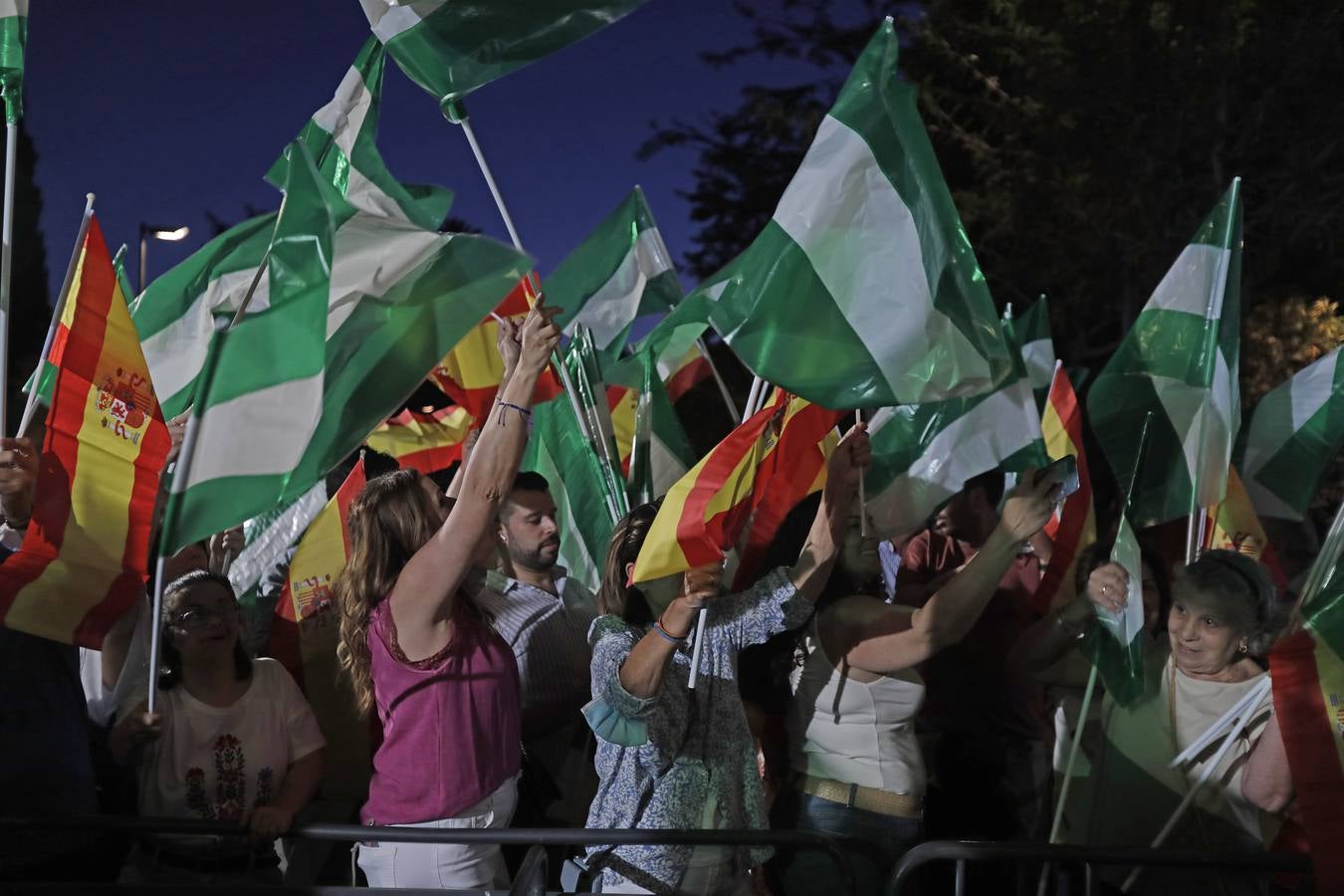 En imágenes, Juanma Moreno celebra su mayoría absoluta