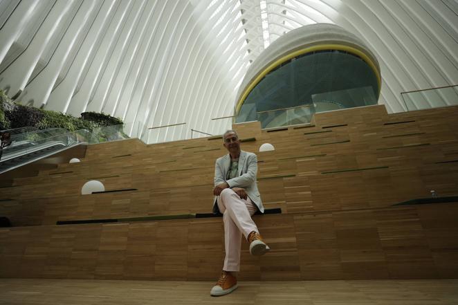 La zona de descanso. A CaixaForum Valencia se va también a descansar, leer y a sentarse para disfrutar el interior del Ágora. Una gran zona con espacio para parar y observar.