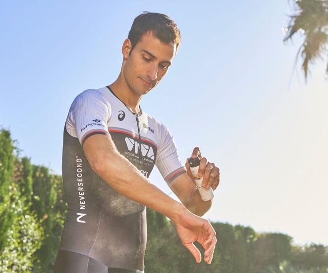 ¿Por qué es importante protegerse del sol mientras realizas deporte en el exterior?. Los rayos UV provocan cáncer de piel, quemaduras, envejecimiento prematuro de la piel, manchas... Así que la protección solar es fundamental para evitar todos estos años en la piel, tanto del rostro, como del cuerpo. Encontrar un protector solar que resulte fácil de aplicar y de reaplicar (es necesario hacerlo cada dos horas y siempre después del baño en la piscina o en el mar), que se absorba rápidamente y no deje la piel pegajosa o grasienta es muy importante, para acostumbrarte a usarlo a diario, siempre que estés expuesto a los rayos UV. En la imagen Mario Mola, ganador del Triatlón Internacional de Portocolom con Helioacare 360º Sport Spray Spf 50.