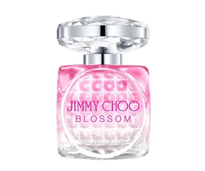 Jimmy Choo Blossom Verano 22: 19,95 €, 40 ml, en Druni (antes 50 €).. Inspirada en una atmósfera alegre y chispeante, es una fragancia femenina juvenil y atemporal. Las notas de salida mezclan la suavidad dulce y picante de la mandarina, las frutas exóticas y la acidez del pomelo. Las notas de corazón dan paso al jazmín con un estallido afrutado de la flor de frangipani y un golpe igualmente adictivo de frambuesa. Por último, en las notas de fondo, con su distintivo tono cremoso, el sándalo.
