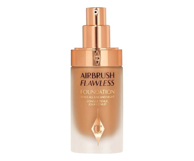 Base de maquillaje Airbrush Flawless Foundation de Charlotte Tilbury: 28 €, en Sephora (antes 42,99 €).. Un nuevo fondo de maquillaje que asegura una piel sin poros, con una cobertura total, ligera y de acabado mate natural. Contiene mátriz mágica de ingredientes de la famosa maquilladora. Mantiene la hidratación de la piel, reduce las arrugas y resiste el sudor y la transpiración. Disponible en 40 tonos.