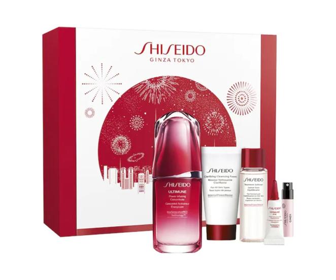 Cofre de tratamiento Shiseido Ultimune 3.0: 115 €, en Sephora (antes 143,99 €).. Este cofre incluye el sérum antiedad Ultimune 3.0, en formato 50 ml, que aumenta y potencia la defensa natural de la piel desde el interior; el limpiador facial Dprep Clarifying en 30 ml, la loción equilibrante Dprep Treatmen Softener de 30 ml y el contorno de ojos Ultimune Eye Power Infusing Eye Concentrate de 3 ml.
