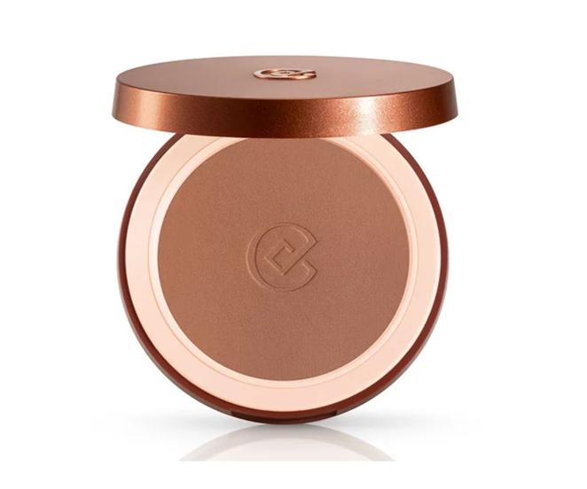 Polvos bronceadores Silk Effect Bronzing Powder de Collistar: 27 €, en Druni (antes 36 €).. Combina polvos bronceadores e iluminadores para embellecer la piel, con una fórmula enriquecida con ingredientes que hidratan y protegen de la contaminación. Su textura sensorial y modulable, permite crear un maquillaje personalizado y un efecto piel bronceada duradero.