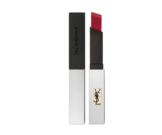 Barra de labios semimate Rouge Pur Couture Sheer Mate de Yves Saint Laurent: 19,95 € en Druni (antes 39 €).. Combina un color intenso con un acabado mate y efecto desenfoque. Es una fórmula flexible que no reseca los labios y está disponible en una amplia gama de tonos.