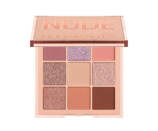 Mini paleta de sombras de ojos Nude Obsessions de Huda Beauty: 23,99 €, en Sephora (antes 29,99 €).. Creada para adaptarse a cualquier tono de piel o color de ojos, cada paleta de sombras de ojos contiene una increíble gama de tonos: desde untuosos tonos mates, a sombras superiridiscentes y tonos metalizados complementarios, siempre con texturas fundentes y suaves.